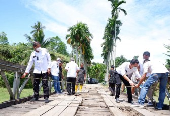 Bupati Mian Tinjau dan Koordinasi Perbaikan Jembatan Tanjung Putus