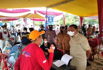 Tinjau Vaksinasi Kec.Lais, Bupati Mian : Kita Targetkan 50% Masyarakat BU Telah di Vaksin Akhir Oktober