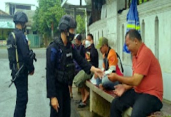 Saat Brimob Polda Jabar Melaksanakan Patroli Dan Membagikan Masker Ditengah PPKM Juga Edukasi Ajak Masyarakat Patuhi Prokes