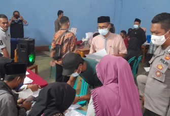 Kapolsek Monitoring Pelaksanaan Vaksinasi di Desa Ciudian Singajaya Garut