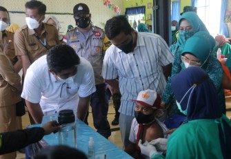 Ketua Tim Pengerak Pemberdayaan Kesejahteraan Keluarga (TP PKK) Provinsi Kepri Hj Dewi Kumalasari bersama Plt Bupati Bintan Roby Kurniawan gelar percepatan vaksinasi anak usia 6-11 tahun di Kecamatan Toapaya