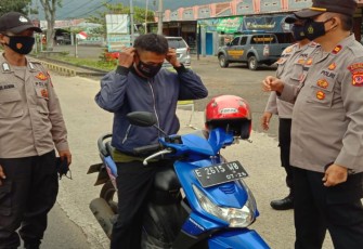 Polsek Cingambul Gelar Operasi Yustisi Sampaikan Pesan Prokes dan Bagi Masker 