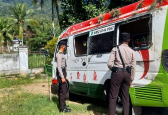 Lepas Kendali dan Terbalik, 13 Penumpang Minibus Luka Ringan