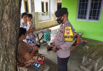 Anggota Polsek Dawuan Perketat Penerapan Prokes Terhadap Masyarakat