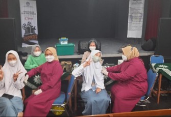 Siswa SMA Muhammadiyah sedang di vaksin Senin malam 1/11/2021