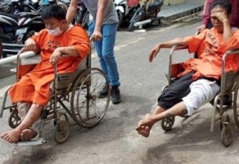 Dua orang tersangka saat diamankan