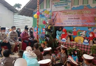 Bunda Paud Kabupaten Lambar Memberikan Bantuan Berupa Alat Permainan Edukatif Kepada Anak-Anak Paud Seluruh Kecamatan Air Hitam