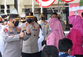 Kapolri Jenderal Listyo Sigit Prabowo meninjau pelaksanaan akselerasi percepatan vaksinasi serentak se-Indonesia.