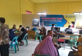 Kegiatan vaksinasi covid-19 yang dilaksanakan di Desa Ujung, Singkil, Kabupaten Aceh Singkil.