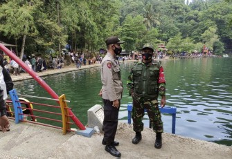 Bhabinkamtibmasmas Polsek Sukahaji Dan Babinsa Imbau Masyarakat Patuhi Prokes