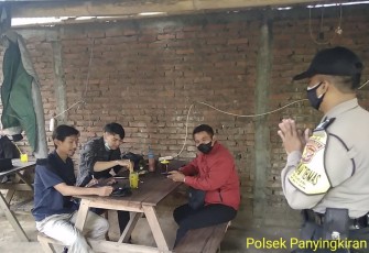 Bhabinkamtibmas Polsek Panyingkiran Imbau Warga Agar Tidak Berkerumun dan Tetap Patuhi Prokes 