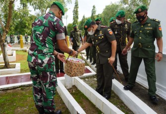 Ziarah dan Tabur Bunga Dalam Rangka Memperingati Hari Juang TNI AD Ke 76