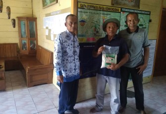 Kelompok tani Bina Alamsri Desa Bajo binaan Pertamina menunjukkan beras organik yang sudah ber SNI dan sertifikat Inofice