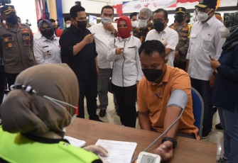 Menteri BUMN Erick Thohir, Menteri Sekretariat Negara Pratikno, Menteri Perhubungan Budi Karya Sumadi dan Direktur Utama Pertamina Nicke Widyawati meninjau langsung kegiatan Vaksinasi Merdeka yang diselenggarakan di Gedung PEM AKAMIGAS, Cepu, Blora, Jawa Tengah