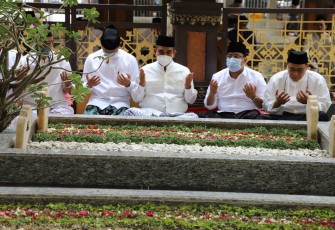 Kader Gerindra Ziarah ke Makam Pendiri NU Hasyim Asy'ari 