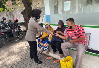 Briptu Ike Nurjanah gencar membagikan masker secara gratis kepada masyarakat yang sedang beraktivitas guna pencegahan penyebaran Covid-19