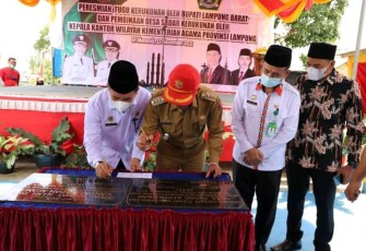 Bupati Lambar Resmikan Tugu Kampung Sadar Kerukunan di Pekon Seimenanti