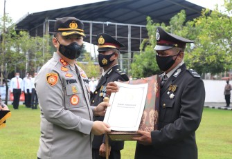  Kapolres Kendal AKBP Yuniar Ariefianto menyerahkan penghargaan bagi anggota yang telah berprestasi 