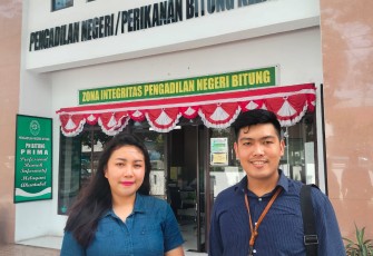 Riske Kalalo SH.,CLA bersama Marshall Tambajong SH usai sidang
