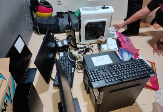 Sejumlah barang bukti komputer beberapa kartu ATM  tujuh buah telepon seluler, modem WiFi, CCTV serta sejumlah kartu perdana