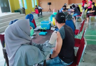 Masyarakat Kelurahan Kota Baru Kabupaten Bintan Lakukan Vaksin Tahap II