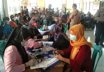 Suasana vaksinasi yang digelar Polresta Pekalongan di SMP 12 Kota Pekalongan. Jum'at 5/11/2021