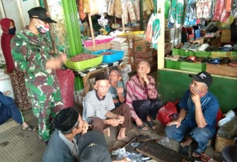 Babinsa Koramil 09/Blado jajaran Kodim 0736/Batang, melaksanakan Komunikasi Sosial (Komsos) dengan para pedagang di area Pasar Kecamatan Blado