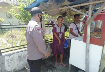 Kanit Binmas Polsek Dawuan Datangi Pedagang 