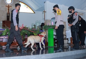 Petugas kepolisian Polres Karanganyar tengah  melakukan kegiatan  pengamanan di salah satu gereja di Kabupaten  Karanganyar dalam Operasi Lilin Candi 2021. (Foto : Istimewa/Humas Polres Karanganyar)