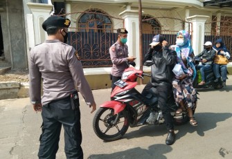 Kapolsek Cingambul - Polres Majalengka : Bagikan Masker Di Jalan Desa Rawa "Perangi Covid - 19