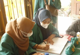 Mahasiswa Unsyiah Kelompok KKN reguler 169, saat ambil bagian dalam kegiatan vaksinasi covid-19 di Desa Pea Bumbung, Singkil, Kabupaten Aceh Singkil
