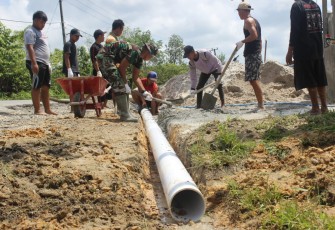 Satgas TMMD dan Warga Kampuri Gotong-Royong Pengecoran Jalan Masjid Al Ikhlas