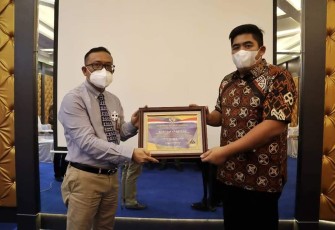 PLT Bupati Bintan Terima Piagam WTP atas LKPD Tahun Anggaran 2020 