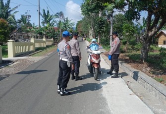 Ops Yustisi Kembali Bagikan Masker Pada Warga Yang Tidak Menggunakan Masker