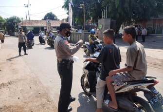 Anggota Polsek Dawuan Polres Majalengka melaksanakan Ops Yustisi dengan memberikan himbauan prokes sekaligus membagikan masker terhadap pengguna kendaraan