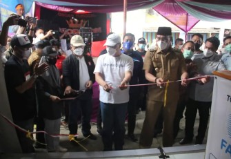 Gubernur Rohidin pada Launching Warung Kopi (Warkop) Digital pada Desa Digital dan Desa Wisata, di Desa Karang Jaya Kecamatan Selupu Rejang Kabupaten Rejang Lebong, Senin (13/12).