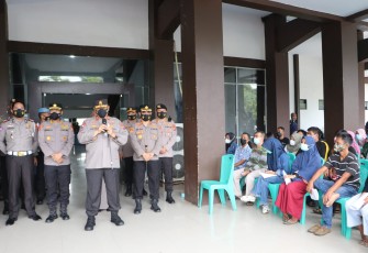 Kapolda Bengkulu Irjen Pol Drs. Guntur Setyanto M.Si didampingi pejabat utama saat meninjau langsung jalannya vaksinasi