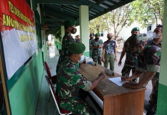 Prajurit TNI Kodim Batang menjalani tes urine dadakan pada Kamis pagi (09/12/2021)
