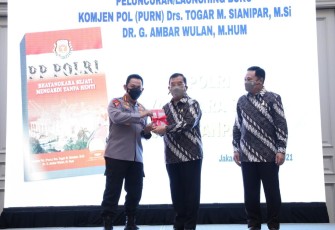 Kapolri Jenderal Listyo Sigit Prabowo menghadiri launching buku Persatuan Purnawirawan (PP) Polri yang berjudul 'Bhayangkari Sejati Mengabdi Tanpa Henti' di Gedung Tri Brata,