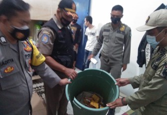 Operasi Pekat, Polsek Cigasong Sita Belasan Botol Miras Berbagai Merek