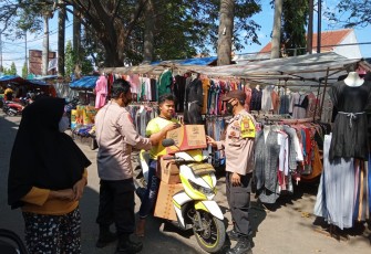 Unit Patroli Sat Samapta Himbau Penerapan Prokes Covid-19 di Tempat Perbelanjaan
