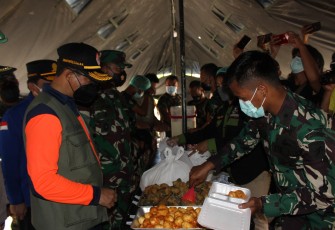 Kepala BNPB Tinjau Dapur Umum Kodim 1016 Palangka Raya