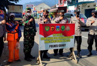 Ops Yustisi Gabungan: Bagikan Masker ke Warga Masyarakat