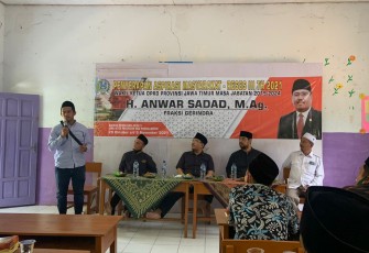 Guru Madrasah Diniyah di Kabupaten Pasuruan menyampaikan keluhannya soal insentif yang diterimanya kepada Wakil Ketua DPRD Jawa Timur Anwar Sadad