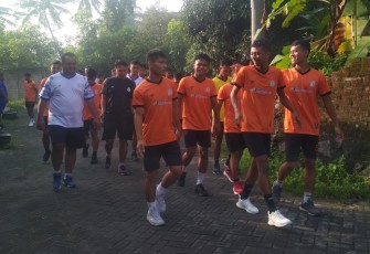 Olahraga di pagi hari menjadi kebiasaan para pemain Persika Karanganyar sejak  berada dan menempati home basenya