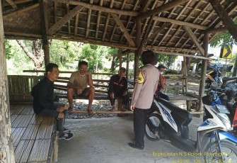 Sadarkan Masyarakat Pentingnya Prokes, Polwan Polsek Panyingkiran Berikan Himbauan