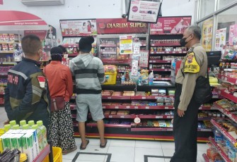 Anggota Polsek Pegandon laksanakan pemantauan dan penindakan PPKM di swalayan , Kamis 11/11/2021