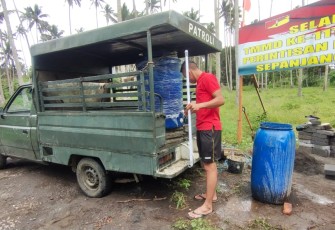 Satgas TMMD dengan suplay kebutuhan air di lokasi pembuatan Tugu Prasasti
