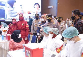 Kapolri Jenderal Listyo Sigit Prabowo Meninjau Langsung Pelaksanaan Vaksinasi Massal