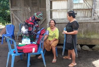 Serda Julhenri Gultom AMPd Kep saat berikan pelayanan kesehatan sambil bercanda gurau dengan warga
